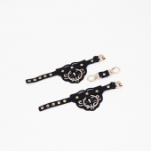 Черные кожаные наручники с клепками, кольцами и золотистой фурнитурой - Crazy Handmade - купить с доставкой в Ангарске