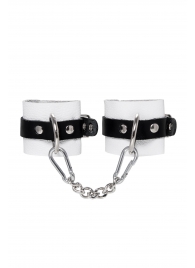 Бело-черные кожаные наручники с одним ремешком с люверсами - Pecado - купить с доставкой в Ангарске
