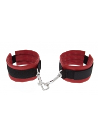 Красно-чёрные полиуретановые наручники Luxurious Handcuffs - Blush Novelties - купить с доставкой в Ангарске