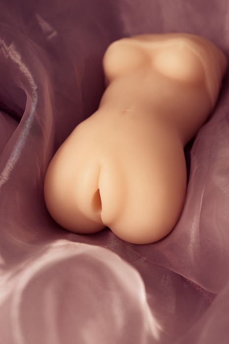 Телесный мастурбатор в виде женской фигурки - Toyfa Basic - в Ангарске купить с доставкой